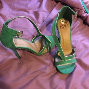 Open-toed Teal Pumps